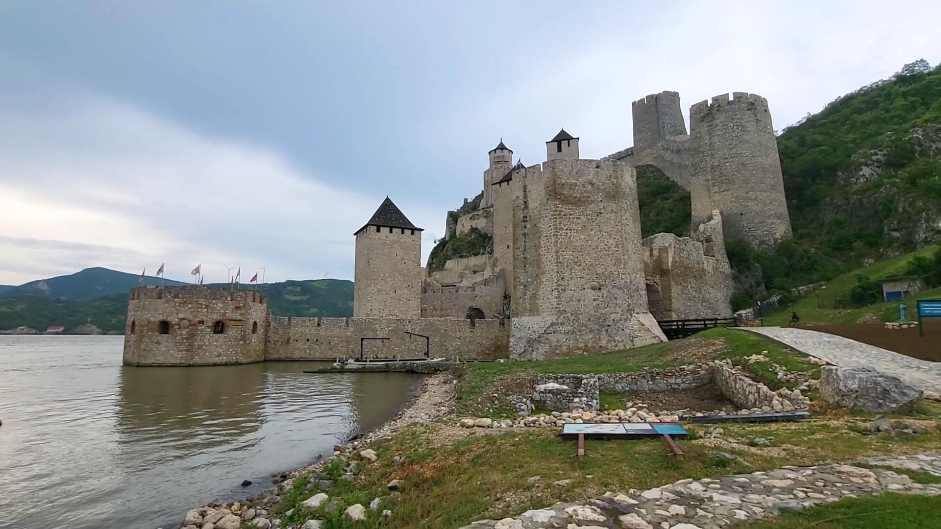 CETATEA GOLUBAC – pe Terra