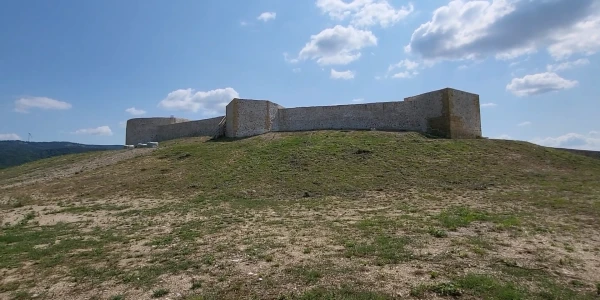 #fa-caption-575 CETATEA SFÂNTUL LADISLAU DE LA CORONINI - ROMÂNIA IMPOTENTĂ