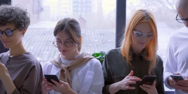 APEL TELEFONIC MOBIL ÎNCHIS BRUTAL